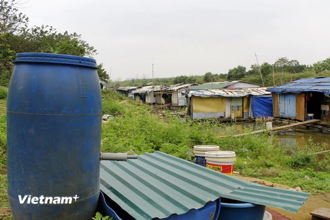 Trung bình cứ 2 hộ dân tại xóm Nổi sử dụng chung một thùng phi nước sạch. (Ảnh: Huyền Trang/Vietnam+)