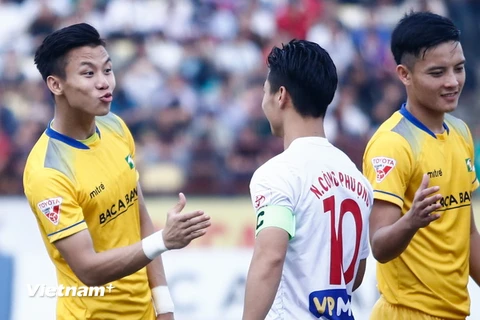 Quế Ngọc Hải đã tỏ rõ được đẳng cấp khi “bắt chết” người đàn em Công Phượng và góp công giúp Sông Lam Nghệ An thắng 2-0 trước Hoàng Anh Gia Lai tại vòng 10 V-League tối 18/3. (Ảnh: Minh Chiến/Vietnam+)