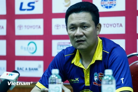 Huấn luyện viên Quốc Tuấn đổ lỗi cho mặt sân xấu ở trận thua của Hoàng Anh Gia Lai. (Ảnh: Minh Chiến/Vietnam+)