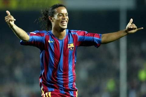 “Phù thủy sân cỏ” Ronaldinho sẽ có mặt ở Việt Nam vào tháng 4.