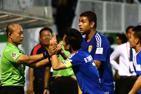 Cầu thủ Quảng Nam phản ứng dữ dội sau bàn thua trên sân Gia Lai do sai lầm của trọng tài. (Ảnh: Zing)