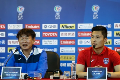 Huấn luyện viên Phan Thanh Hùng (trái) thừa nhận Than Quảng Ninh thiếu kinh nghiệm ở sân chơi châu lục. (Ảnh: Hiếu Lương/Vietnam+)