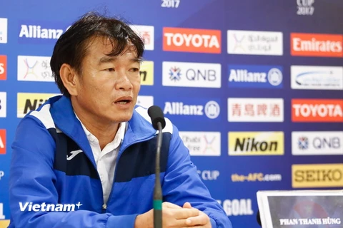 Huấn luyện viên Phan Thanh Hùng lên tiếng bênh vực các học trò. (Ảnh: Minh Chiến/Vietnam+)