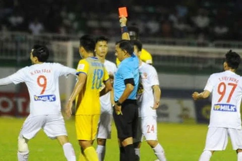 Trọng tài Trần Xuân Nguyện gây rất nhiều tranh cãi sau trận Hoàng Anh Gia Lai thua Thanh Hóa 2-3.