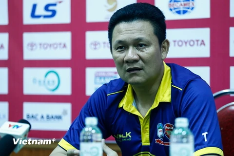Huấn luyện viên Quốc Tuấn chỉ trích dữ dội trọng tài Trần Xuân Nguyện. (Ảnh: Minh Chiến/Vietnam+)