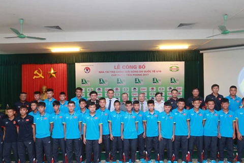 U15 Việt Nam trong buổi lễ công bố nhà tài trợ trước thềm Giải U15 quốc tế 2017. (Ảnh: VFF)