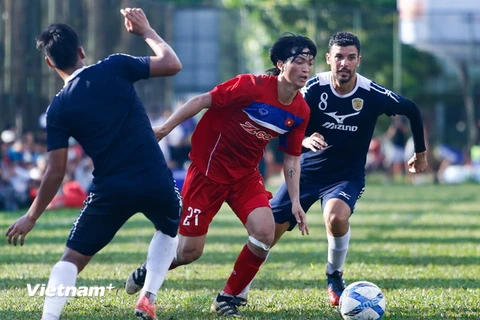 Tuấn Anh (áo đỏ) và đồng đội đã có một trận đấu không hề dễ dàng trước đội hình B của tân binh V-League Thành phố Hồ Chí Minh và phải chấp nhận thất bại 2-3. (Ảnh: Minh Chiến/Vietnam+)