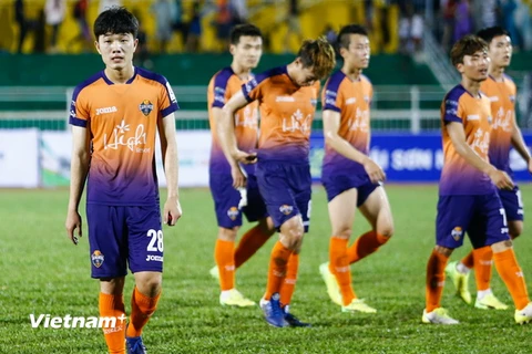 Tuyển thủ quốc gia Việt Nam gần như “tàng hình” trên sân dù đội bóng của anh ghi tới 4 bàn. Xuân Trường (số 28) kết thúc 90 phút với không bàn thắng, không kiến tạo. (Ảnh: Minh Chiến/Vietnam+)