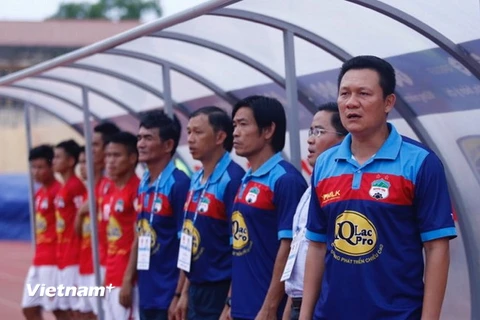 Huấn luyện viên Quốc Tuấn (ngoài cùng bên phải) chịu nhiều áp lực khi Hoàng Anh Gia Lai liên tiếp bại trận. (Ảnh: Tá Hiển/Vietnam+)