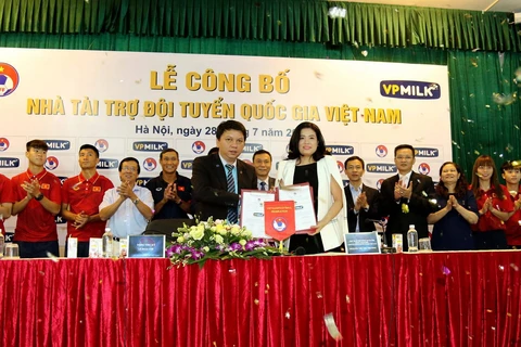 Đại diện VPMilk và Tổng thư ký VFF Lê Hoài Anh trong buổi lễ công bố nhà tài trợ. (Ảnh: VFF)