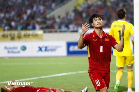 Tiền đạo Nguyễn Công Phượng không giấu được sự bức xúc khi người đồng đội Đức Chinh liên tiếp bỏ lỡ các cơ hội do anh tạo ra ở trận U22 Việt Nam thắng Tuyển các ngôi sao K-League 1-0 tối 29/7.