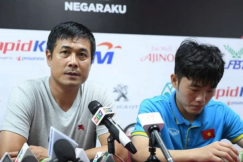 Huấn luyện viên Hữu Thắng chưa hài lòng dù U22 Việt Nam thắng đậm. (Ảnh: Zing)