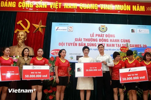 HLV Nguyễn Thị Nhung (áo trắng) và đội tuyển bắn súng Việt Nam. (Ảnh: Hải Đăng/Vietnam+)