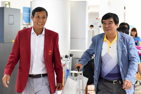 Ông Gụ (phải) bên cạnh huấn luyện viên trưởng Mai Đức Chung. (Ảnh: Việt Hùng)