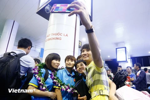 Quả bóng vàng bóng đá nữ Việt Nam 2015 Nguyễn Thị Minh Nguyệt đã có mặt từ sớm tại sân bay Nội Bài để đón các cô gái đội tuyển nữ Việt Nam vừa giành được huy chương vàng SEA Games 29 trở về nước tối nay (25/08).