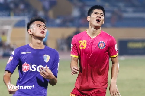 Hai đội bóng thuộc tầm ảnh hưởng của bầu Hiển Hà Nội FC và Sài Gòn đã cầm hòa nhau 2-2 ở vòng 19 V-League tối 25/9. Đây là cơ hội lớn cho Thanh Hóa vượt lên.