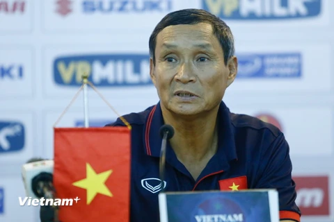 Huấn luyện viên Mai Đức Chung đã có cách “bắt chết” Messi Campuchia. (Ảnh: Minh Chiến/Vietnam+)