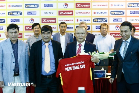 Huấn luyện viên Park Hang-seo rạng rỡ trong ngày nhận chức huấn luyện viên trưởng tuyển Việt Nam. (Ảnh: Minh Chiến/Vietnam+)