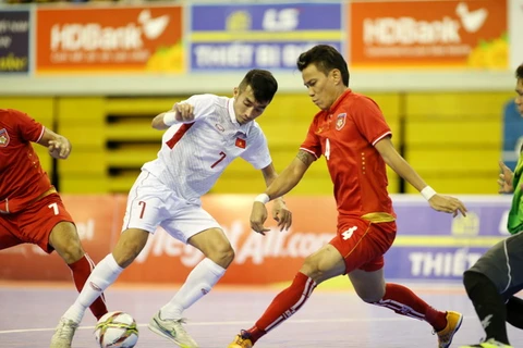 Đội tuyển Futsal Việt Nam (áo trắng) tiếp tục nhận thất bại trước Myanmar. (Ảnh: Bạch Dương)