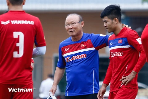 Huấn luyện viên trưởng đội tuyển Việt Nam Park Hang-seo tỏ ra rất thân thiện với các học trò và đội ngũ trợ lý bản xứ trong ngày làm việc đầu tiên (6/11).