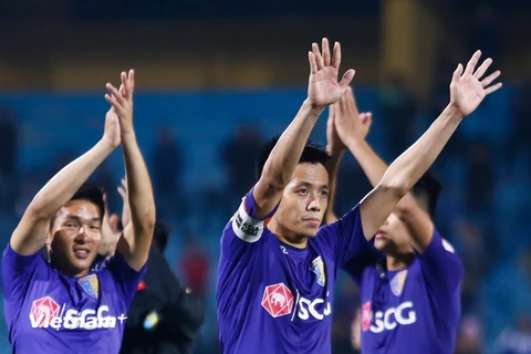 Cuộc đua vô địch V-League đang bước tới vòng đấu cuối cùng. Hà Nội FC, Quảng Nam và Thanh Hóa là những đại diện cuối cùng có cơ hội nâng cao chiếc Cúp vô địch.