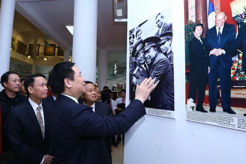 Phó Thủ tướng Vương Đình Huệ xúc động bên tấm ảnh Đại tướng Võ Nguyên Giáp. (Ảnh: TTXVN)