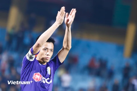 Nguyễn Văn Quyết, Trần Phi Sơn và Đinh Thanh Trung là ba nội binh góp mặt trong đội hình tiêu biểu V-League 2017 do VietnamPlus bình chọn theo sơ đồ 4-3-3.