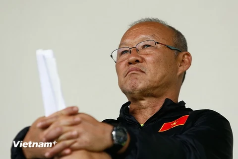 Huấn luyện viên Park Hang-seo cho rằng các cầu thủ có trách nhiệm lớn sau thất bại của U23 Việt Nam trước đối thủ Uzbekistan tối 13/12. (Ảnh: Minh Chiến/Vietnam+)