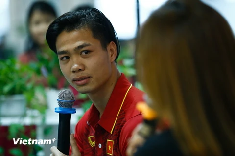 Tiền đạo của U23 Việt Nam đã có nhiều chia sẻ về đời tư và công việc của mình trong một buổi giao lưu với người hâm mộ tại Hà Nội chiều qua (23/12).
