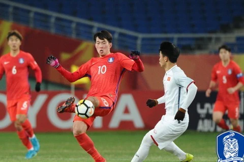 U23 Việt Nam (áo trắng) gây ấn tượng mạnh dù thua cuộc trong ngày mở màn vòng chung kết U23 châu Á 2018. (Ảnh: KFA)