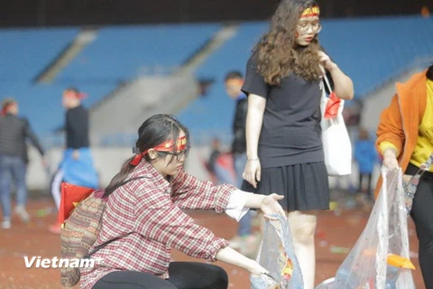 Sau khi trận đấu của U23 Việt Nam kết thúc, hàng chục nghìn khán giả có mặt tại sân vận động Mỹ Đình đã nhanh chóng ra về. Nhưng vẫn còn hàng trăm bạn trẻ nán lại để dọn sạch rác trên mặt sân.