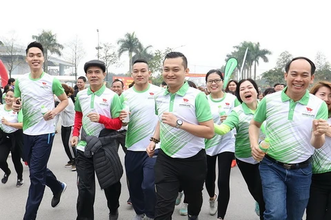 Ông Phạm Tường Huy, Tổng giám đốc Herbalife Việt Nam (thứ 5 từ trái qua) cùng các thành viên độc lập hào hứng tham gia đường chạy. (Ảnh: Ban tổ chức cung cấp)