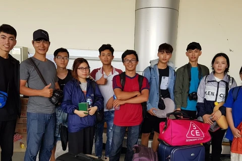 10 sinh viên người Việt đã về tới sân bay Palu an toàn và được bố trí ăn uống đầy đủ để chờ được bay về Jakarta (Ảnh: Cơ quan chức năng Indonesia cung cấp)