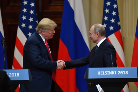 Tổng thống Nga Vladimir Putin (phải) và Tổng thống Mỹ Donald Trump tại Hội nghị thượng đỉnh ở Helsinki, Phần Lan ngày 16/7/2018. Ảnh: AFP/ TTXVN