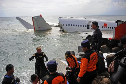 Lực lượng cứu hộ làm nhiệm vụ tại hiện trường một vụ rơi máy bay Boeing 737 của Hãng hàng không Lion Air ở gần Denpasar, Indonesia ngày 14/5/2013. (Ảnh: AFP/ TTXVN)
