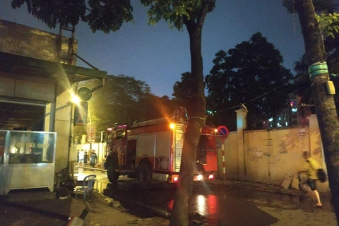 Lực lượng phòng cháy chữa cháy Công an Hà Nội kịp thời vào dập tắt đám cháy. (Ảnh: Sơn Bách)