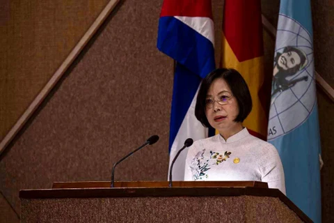 Tổng Giám đốc Thông tấn xã Việt Nam Vũ Việt Trang trình bày tham luận tại Tọa đàm “Vai trò của phụ nữ trong đời sống chính trị, kinh tế-xã hội của đất nước”. (Ảnh: Mai Phương/TTXVN tại La Habana)