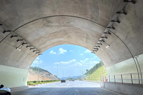 Hầm Trường Vinh xuyên núi Mồng Gà, nối thị xã Nghi Sơn (Thanh Hóa) với thị xã Hoàng Mai (Nghệ An) với 2 ống hầm hoàn chỉnh dài 450m. (Ảnh: Trần Hương Sơn/Vietnam+)