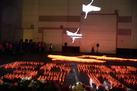Những con sếu trắng bay lên trời dùng hiệu ứng hình ảnh, tượng trưng cho những linh hồn vô tội của các nạn nhân trong lễ tưởng niệm tại Crocus City Hall. (Ảnh: Tâm Hằng/TTXVN)