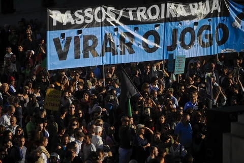 Người biểu tình phản đối chính sách tài chính khắc khổ tập trung tại thủ đô Lisbon ngày 26/10. (Nguồn: AFP/TTXVN)