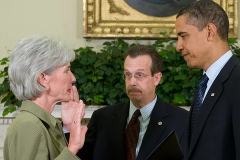 Bà Kathleen Sebelius (trái) trong buổi tuyên thệ nhậm chức Bộ trưởng Y tế và Dịch vụ con người trước sự chứng kiến của Tổng thống Barack Obama (phải). (Nguồn: AFP/TTXVN)