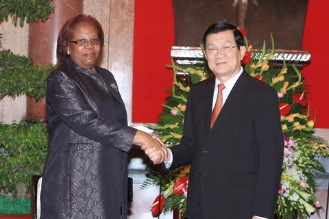 Chủ tịch nước Trương Tấn Sang tiếp bà Maria Candida Teixeira, Bộ trưởng Khoa học Công nghệ Cộng hòa Angola. (Ảnh: Nguyễn Khang/TTXVN)