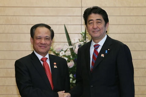 Tổng thư ký ASEAN Lê Lương Minh gặp Thủ tướng Nhật Bản Shinzo Abe tại Tokyo. (Nguồn: Văn phòng Thủ tướng Nhật Bản)