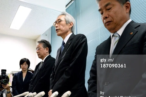 Lãnh đạo Takashimaya Co xin lỗi về vụ bê bối dán nhãn giả. (Nguồn: Asahi Shimbum)