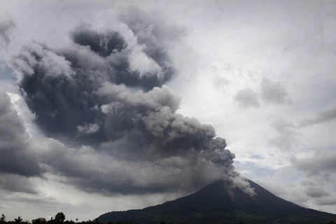 Núi lửa phun trào tại Indonesia, gần 6.000 người sơ tán