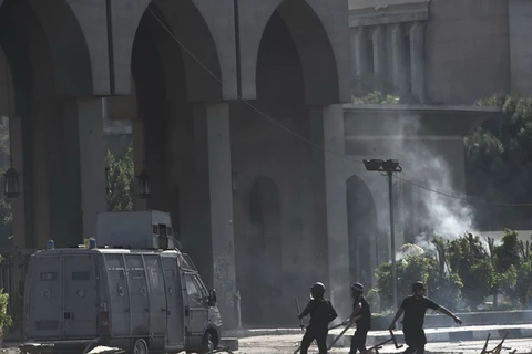 Xung đột bên ngoài đại học al-Azhar ở Cairo ngày 20/10. (Nguồn: AFP/TTXVN)