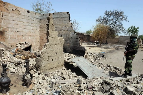 Một ngôi nhà bị đốt trong vụ xung đột giữa phiến quân Hồi giáo và quân chính phủ tại Baga, bang Borno ngày 25/4. (Nguồn: AFP/TTXVN)