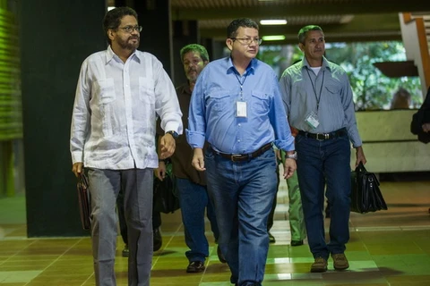 Trưởng đoàn đàm phán FARC Ivan Marquez (trái) và các thành viên khác của FARC đến Trung tâm Hội nghị ở Havana (Cuba) ngày 13/10. (Nguồn: AFP/TTXVN)