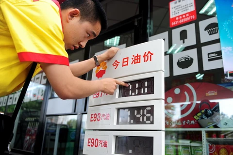 Điều chỉnh giá tại một trạm bán xăng ở Trường Xuân, thủ phủ tỉnh Cát Lâm, miền đông bắc Trung Quốc ngày 9/6. (Nguồn: THX/TTXVN)