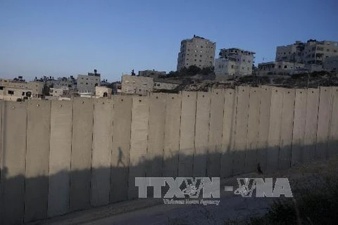 Bức tường của Israel gần trại tị nạn Shuafat ở Jerusalem ngày 12/8. (Nguồn: AFP/TTXVN)